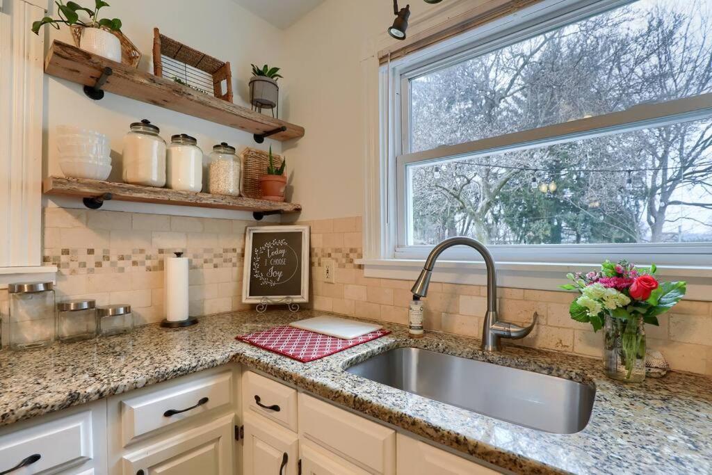 Rare City Home W/ Backyard Fire-Pit & Hottub Lancaster Eksteriør billede