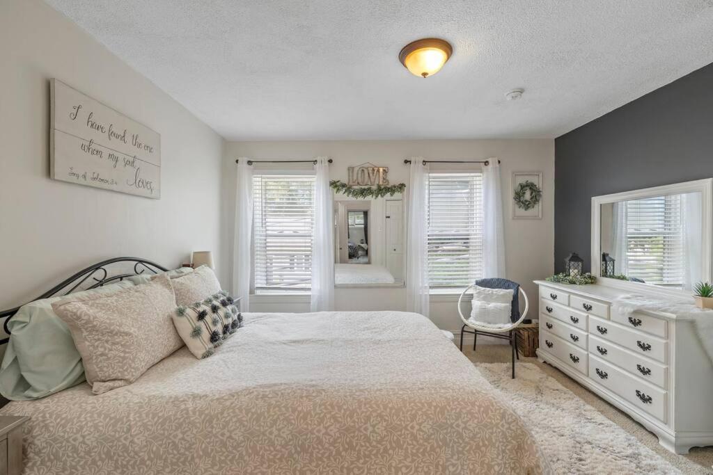 Rare City Home W/ Backyard Fire-Pit & Hottub Lancaster Eksteriør billede